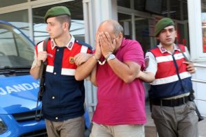Camiden &ccedil;aldığı halıları satan şahıs yakalandı