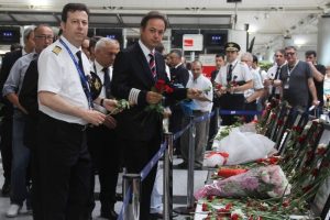 Pilot ve hostesler saldırının yaşandığı alana karanfil bıraktı