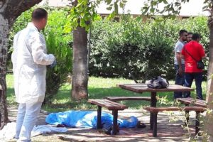 Konuşmak i&ccedil;in &ccedil;ağırdığı eşini &ouml;ld&uuml;rd&uuml;