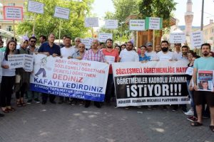 Bursa'da atanamayan &ouml;ğretmenler 'delirdi'