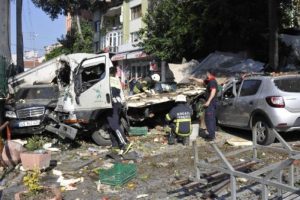 Freni patlayan kamyonet 4 aracın &uuml;zerine u&ccedil;tu: 1 &ouml;l&uuml;, 1 yaralı