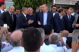 Erdoğan, Atat&uuml;rk Havalimanı'ndaki taksi durağını ziyaret etti