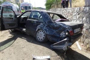 Minib&uuml;s&uuml;n sıkıştığı otomobil istinat duvarına &ccedil;arptı: 4 yaralı
