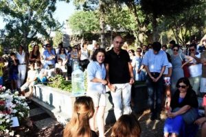 K&uuml;&ccedil;&uuml;k yelkenci Ada, doğum g&uuml;n&uuml;nde mezarı başında anıldı