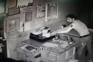 Sadaka kutusunu &ccedil;aldı, g&uuml;venlik kamerasından ka&ccedil;amadı