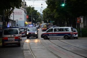 Avusturya'da polis ile soyguncular &ccedil;atıştı: 1 &ouml;l&uuml;, 2 yaralı