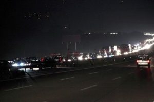 Yanan TIR nedeniyle TEM'de uzun ara&ccedil; kuyruğu oluştu