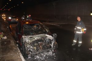 5 kişilik ailenin bulunduğu ara&ccedil; Bolu Dağı T&uuml;neli'nde yandı