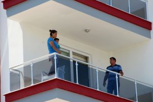 Kucağında &ccedil;ocuğuyla intihara teşebb&uuml;s etti