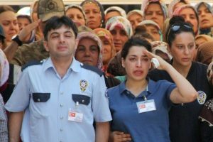 Şehit eşini asker selamıyla uğurladı