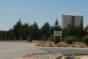Zirve &Uuml;niversitesi'ne eski bakan kayyum olarak atandı