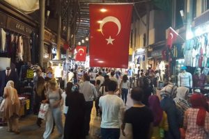 Bursalılar iftar sonrası &ccedil;arşıya akın etti