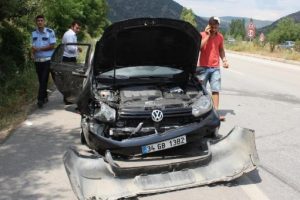 Karab&uuml;k'te trafik kazası: 3 yaralı