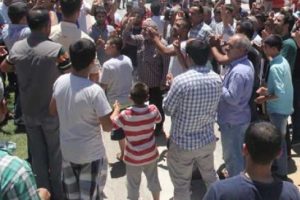Şanlıurfa'da su kesintisini, yol kapatarak protesto ettiler