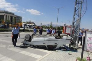 Otomobille, k&ouml;peğe &ccedil;arpmamak isterken takla attı: 1 yaralı