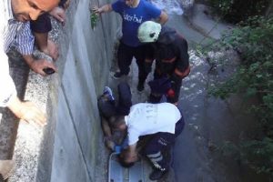 Kavga ettiği kişi tarafından Kurbağalıdere'ye atılan adamın ayak bileği kırıldı