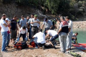 Serik'te g&ouml;lete giren iki kuzenden biri boğuldu