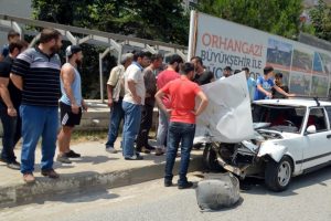 Bursa'da otomobil, kamyona &ccedil;arptı: 1 yaralı