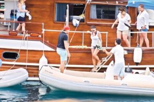 Nurg&uuml;l Yeşil&ccedil;ay fazla kiloları y&uuml;z&uuml;nden bikini giyemedi