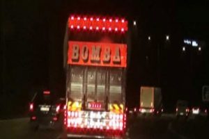 Kasasında bomba yazan kamyon paniğe yol a&ccedil;tı