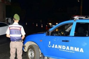 Gasp edilen ara&ccedil;ta otomatik silah bulundu, 2 kişi aranıyor