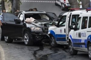 Yarı &ccedil;ıplak market&ccedil;i maskeli hırsıza karşı