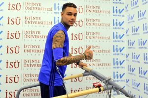 Van der Wiel imzayı bug&uuml;n atıyor