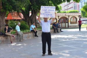 Adana'da tek kişilik protesto