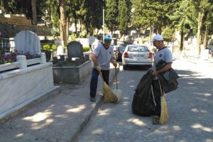 Bursa'da mezarlıklar bayrama hazır