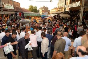 Bursa Osmangazi Belediyesi iftariyelik dağıttı
