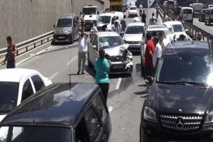 İstanbul'da yağ kazası: 15 ara&ccedil; birbirine girdi