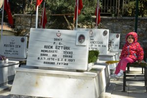Bursa'da şehitlikte h&uuml;z&uuml;nl&uuml; bayram