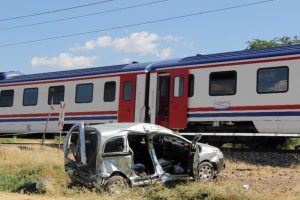 Tren otomobile &ccedil;arptı: 3 &ouml;l&uuml;