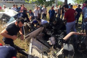 Sakarya'da korkun&ccedil; kaza: 2'si &ccedil;ocuk 3 &ouml;l&uuml;, 2 yaralı