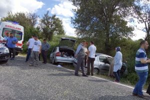 2 otomobil kafa kafaya &ccedil;arpıştı: 1 &ouml;l&uuml;, 2 yaralı