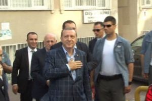 Erdoğan Fatih'te bir evi ziyaret etti