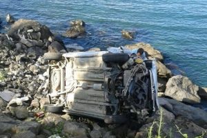 Otomobil deniz kenarındaki kayalıklara u&ccedil;tu: 4 yaralı