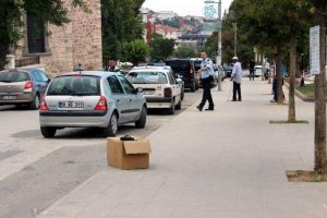 İki caminin arasında ş&uuml;pheli paket paniği