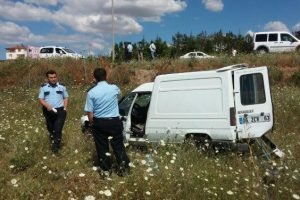 Takla atan ara&ccedil; şarampole devrildi: 2 yaralı