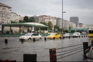 İstanbul'da E-5'i su bastı, trafik durdu
