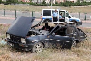 Otomobil taktla attı: 2 yaralı