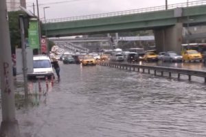 İstanbul'da kuvvetli yağış su taşkınlarına neden oldu