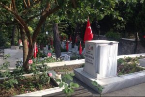 Bursa'da şehitlikte buruk bayram