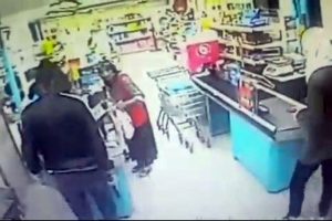 Markette silahlı soygun kamerada