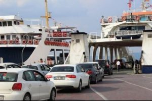 &Ccedil;anakkale'de feribot kuyruğu
