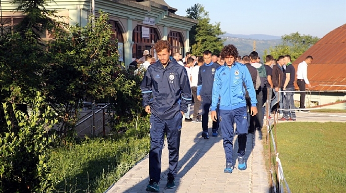 Fenerbah&ccedil;eli futbolcular bayram namazında