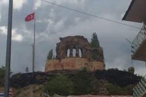 Tarihi İspir Kalesi'nde ot yangını