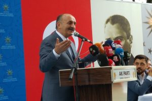 Mehmet M&uuml;ezzinoğlu: "İzmir'de tatlı su balığı gibi demokratlık yapıyorlar"