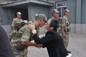 Şehit &uuml;steğmenin ailesinden s&uuml;rpriz ziyaret