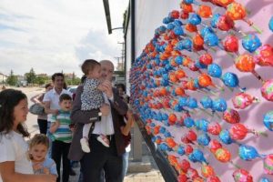 Bilboardlar rengarenk şekerle donatıldı